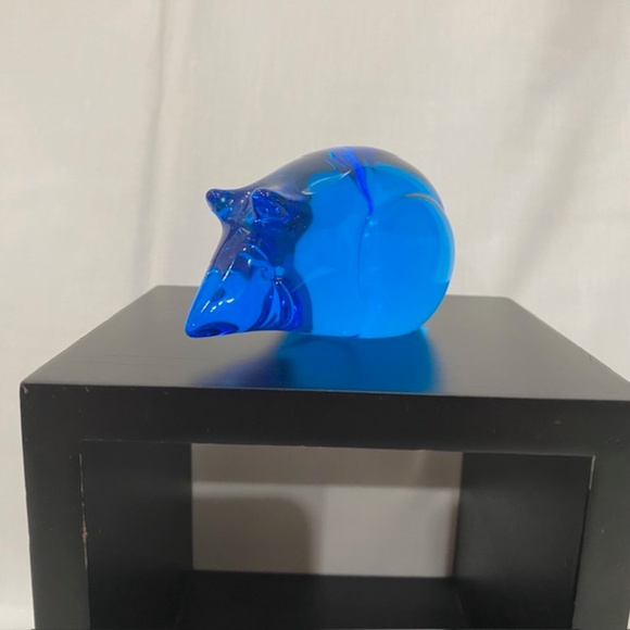 Collectible F.M. Konstglass Swedish Blue Hand Blown Glass Mouse Paperweight - Picture 4 of 7